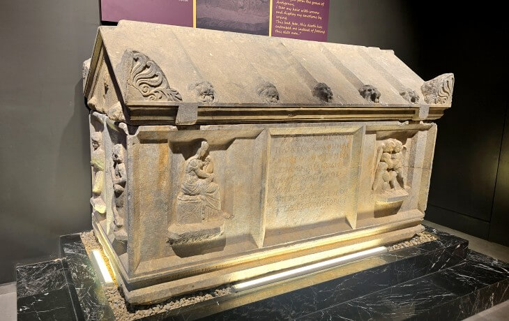 İznik Müzesi’nde sergilenen Antigonos Lahdi; askerin ölümünden sonra eşi Arete tarafından yazılan ve arkeoloji literatüründe “2500 yıllık aşk mektubu” olarak bilinen dokunaklı yazıtı ve kabartmalarıyla birlikte görülüyor.